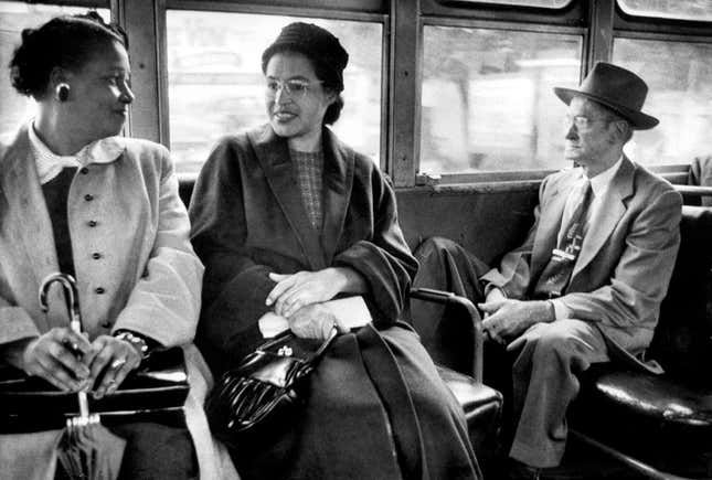 La militante américaine des droits civiques Rosa Parks (au centre) voyage dans un bus nouvellement intégré à la suite d’une décision de la Cour suprême mettant fin au boycott réussi de 381 jours des bus ségrégués de Montgomery. Le boycott a commencé lorsque Parks a été arrêtée pour avoir refusé de céder sa place à une personne blanche. 