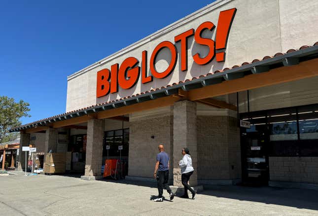 Image for article titled Hooters, Big Lots, and 6 other restaurant and retail chains going bankrupt right now