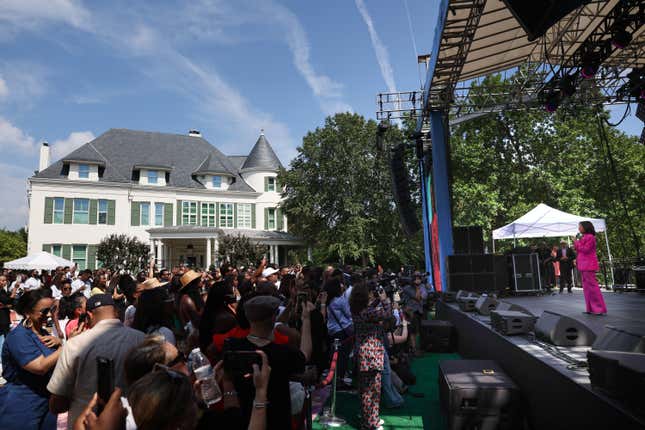 WASHINGTON, DC – 9. SEPTEMBER: US-Vizepräsidentin Kamala Harris hält eine Ansprache bei einer Veranstaltung zur Feier des 50. Jahrestages des Hip-Hop am 9. September 2023 in der Residenz der Vizepräsidentin in Washington, DC. 