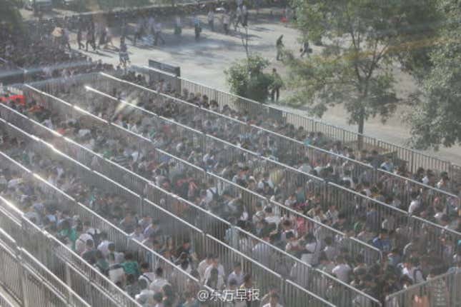 Image for article titled Here’s what happens when you introduce airport-style security to the world’s busiest subway