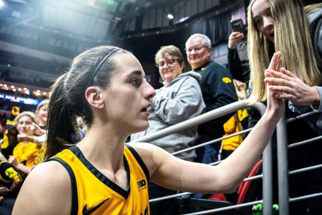 Women's Top 25 Roundup: Caitlin Clark Triple-double Leads No. 4 Iowa