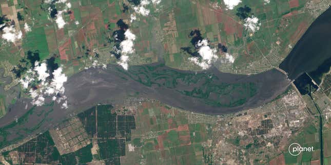 Image for article titled Before and After Satellite Imagery Reveal Extent of Ukraine Dam Collapse