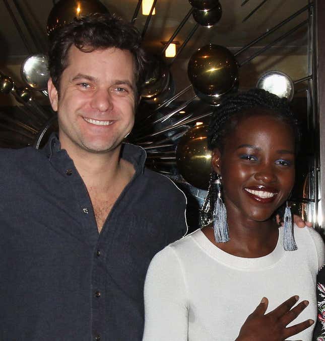 Joshua Jackson, links und Lupita Nyong’o posieren hinter der Bühne bei der Wiederaufnahme des Stücks „Children of a Lesser God“ am Broadway im Studio 54 Theatre am 1. April 2018 in New York City.