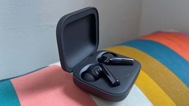 A photo of the OnePlus Buds 3 charging case and buds.