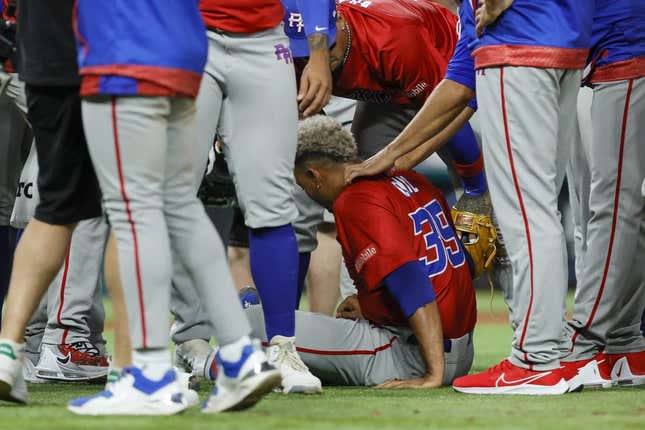 Edwin Diaz injury: Brother Alexis cries during Puerto Rico celebration