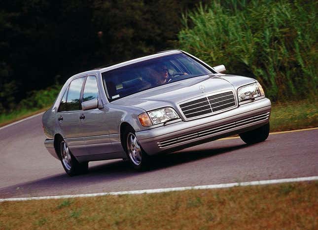 Mercedes hizo todo lo posible en la ingeniería del W140. Si bien su tecnología no estaría fuera de lugar en un automóvil de lujo hoy en día, a principios de la década de 1990 era algo salvaje. Esta Clase S fue uno de los primeros modelos de la marca en tener una arquitectura eléctrica de bus CAN . El W140 tenía una suspensión autonivelante además de un sistema de amortiguación adaptativo hidroneumático, y también fue el primer Mercedes equipado con Navegación por GPS y un sistema de control por voz. Pero todo esto resultó ser costoso. Los costos para el programa de desarrollo del W140 fueron tan  por encima de su presupuesto que se dice que es el W140 fue la razón por la que Mercedes abarató el W220 Clase S.