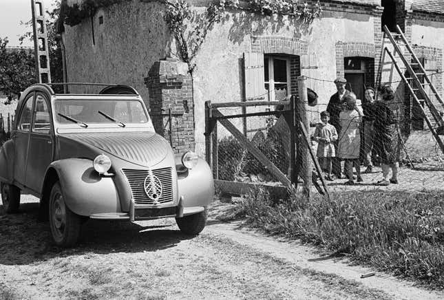 Fotografía en blanco y negro de un Citroën 2CV