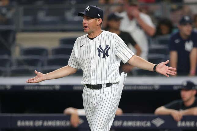 6. Juni 2021;  Bronx, New York, USA;  New York Yankees Banktrainer Carlos Mendoza (64) reagiert, nachdem er im zehnten Inning gegen die Boston Red Sox im Yankee Stadium ausgeworfen wurde.