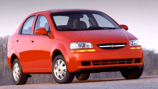 Ein Foto einer roten Chevrolet Aveo-Limousine. 