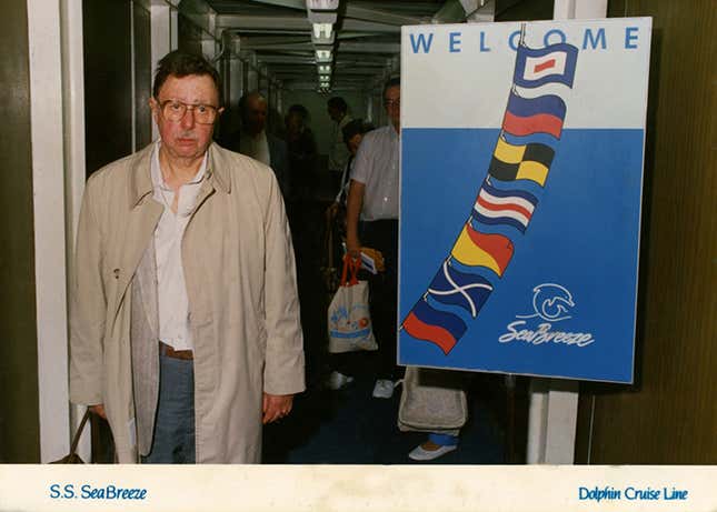 Image for article titled These long lost vacation photos capture the tragicomedy of the 1990s cruise craze