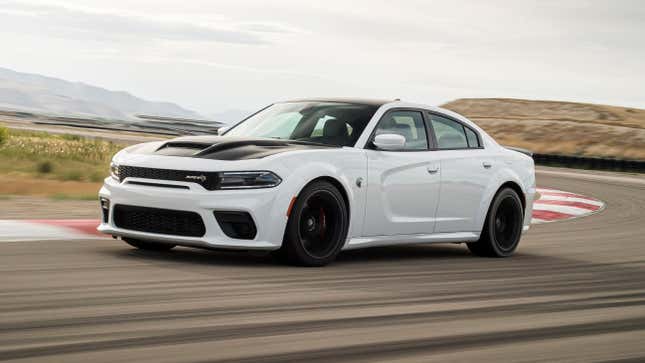 Une Dodge Charger SRT Hellcat Redeye 2023 circulant sur un circuit fermé