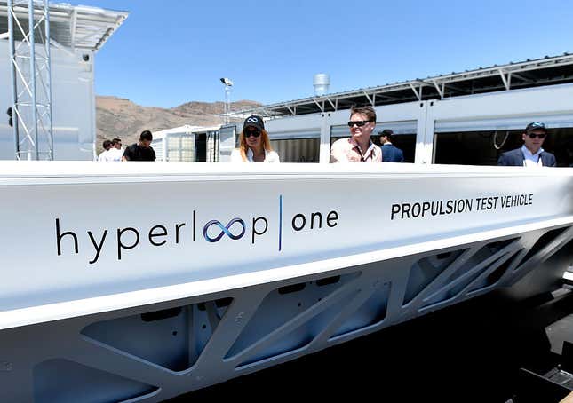 NORTH LAS VEGAS, NV - 11 DE MAYO: La gente mira un trineo de prueba de demostración después de la primera prueba del sistema de propulsión en el sitio de prueba y seguridad Hyperloop One el 11 de mayo de 2016 en North Las Vegas, Nevada.  La compañía planea crear un sistema Hyperloop completamente operativo para 2020.