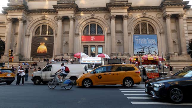 El tráfico circula por la Quinta Avenida frente al Museo Metropolitano de Arte el 23 de agosto de 2024, en la ciudad de Nueva York.