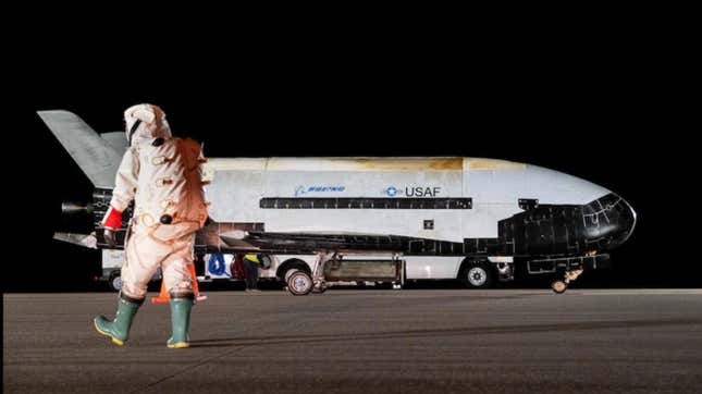 هبطت الطائرة الفضائية غير المأهولة في مرفق الهبوط المكوكي بمركز كينيدي للفضاء التابع لناسا في نوفمبر 2022.