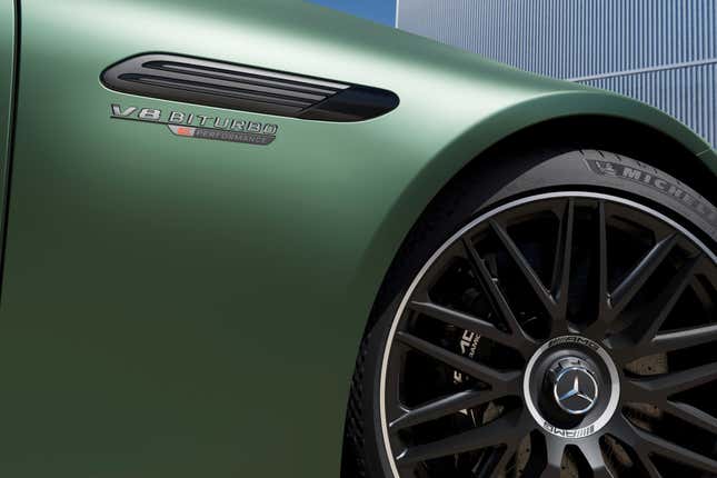 Voorspatborddetail van een groene Mercedes-AMG SL