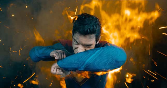 Superman es arrojado por el fuego.