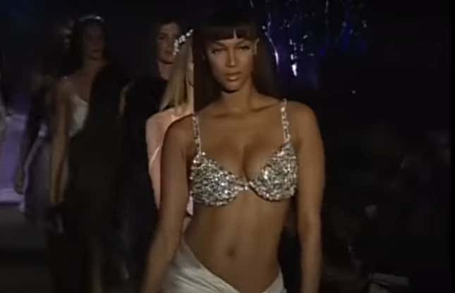 Bild für Artikel mit dem Titel Sie ist zurück! Tyra Banks‘ unvergesslichste Looks bei der Victoria’s Secret Fashion Show