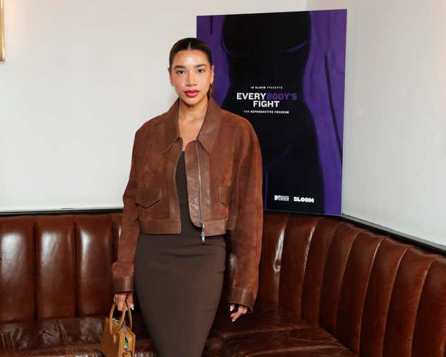 NEW YORK, NEW YORK - 21 OCTOBRE : Hannah Bronfman assiste à la première projection de « EVERYBODY’S FIGHT : une série In Bloom sur la liberté reproductive » au Metrograph le 21 octobre 2024 à New York. 