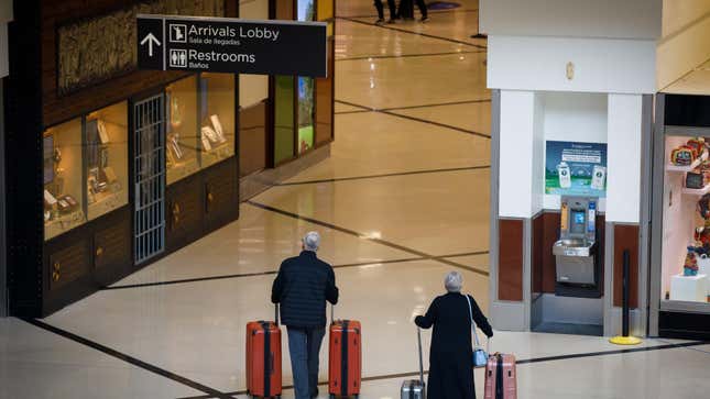 Menschen an einem Flughafen in Georgia