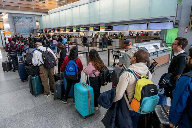 Gente en un aeropuerto