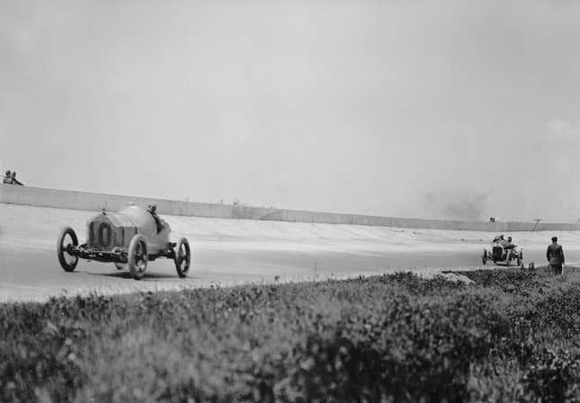 Billy Knipper of the United States drives the #10 Henderson Motor Company Henderson Duesenberg racer during the third running of the Indianapolis 500 Mile Race on 30 May 1913 at the Indianapolis Motor Speedway, Speedway, Indianapolis, United States