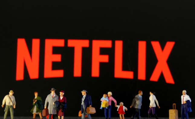 Netflix con pequeñas figuras delante del logo