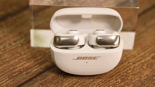 Gambar earbud Bose Ultra Open di dalam casing. 