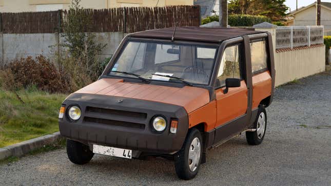 An orange Renault Rodeo 5 parked in front of a wall