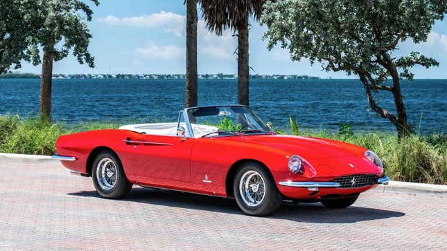 Frontansicht 3/4 eines roten Ferrari 365 California Spyder von 1967