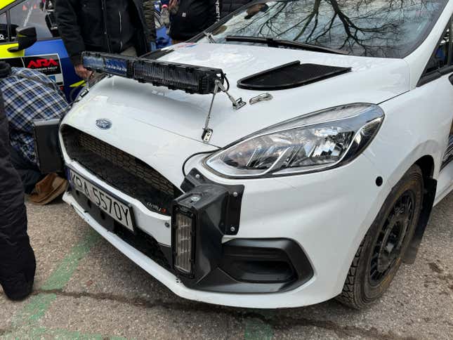 Parte delantera de un coche de rally Ford Fiesta blanco