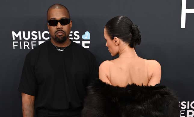 Bild für Artikel mit dem Titel Lippenleser-Interpretation des Grammy-Austauschs zwischen Kanye West und Bianca Censori sollte Alarm auslösen