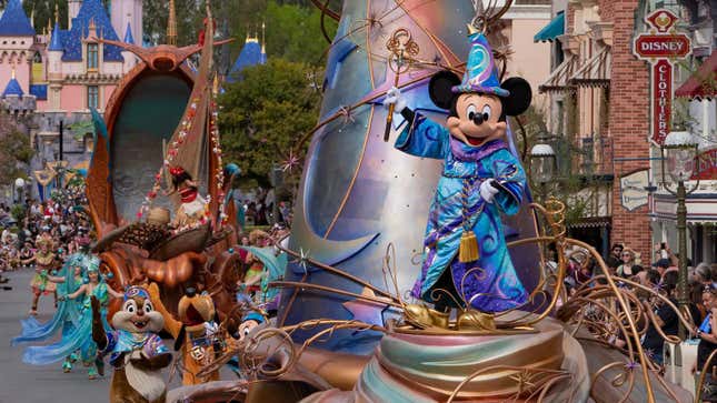 Image for article titled 10 Small Ways That Disney Theme Parks Immerse You Completely