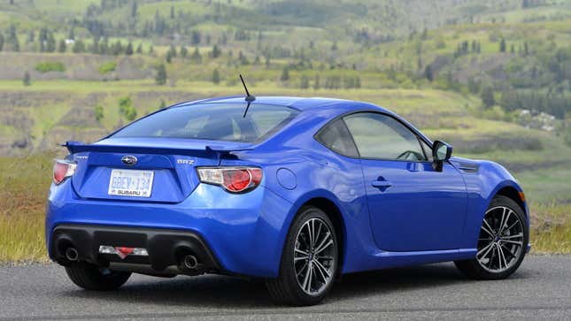 Una foto de un coche deportivo Subaru BRZ azul. 