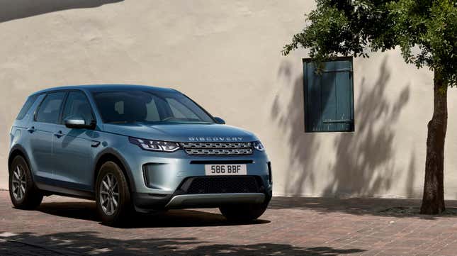 Un Discovery Sport azul estacionado frente a un edificio