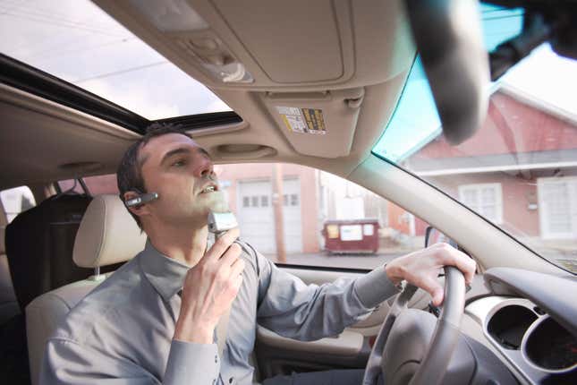 La distraction au volant devient plus courante lorsque les conducteurs se familiarisent avec la technologie d’automatisation partielle.