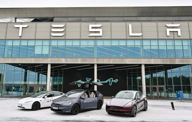 Dossier - L’usine Tesla Gigafactory Berlin-Brandebourg est vue à Grunheide, en Allemagne,le 12 janvier 2024. Le constructeur de voitures électriques Tesla fermera temporairement  en panne d’usine près de Berlin en raison de retards d’expédition liés aux attaques contre des cargos par les rebelles houthis. (Patrick Pleul/dpa via AP)