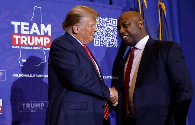 Senator Tim Scott (R) (R-SC) schüttelt dem republikanischen Präsidentschaftskandidaten und ehemaligen Präsidenten Donald Trump während einer Wahlkampfkundgebung im Grappone Convention Center am 19. Januar 2024 die Hand. 
