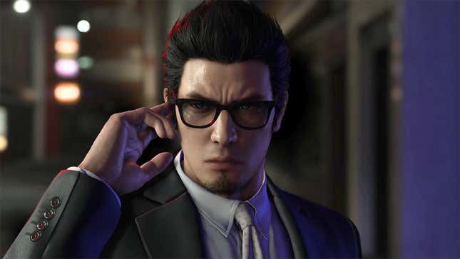 Ein Yakuza-Charakter im Anzug steht vor der Kamera und berührt mit dem Finger die rechte Seite seiner Brille.