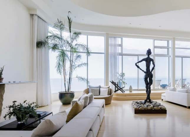 Image for article titled Take a Peek Inside Halle Berry&#39;s Malibu Mansion