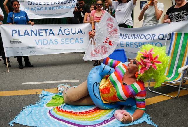 “Bathing” outside the residence of Sao Paulo’s Governor, Geraldo Alckmin.