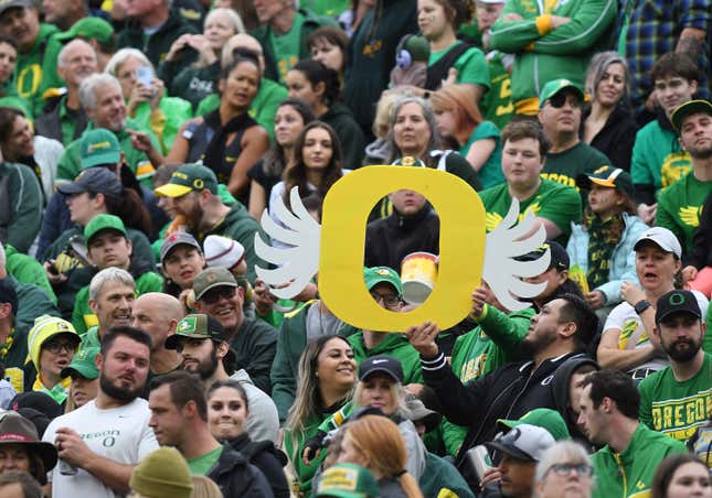 Image for article titled This week in football: Aaron Rodgers finally sees the end; FSU boycotting the Orange Bowl?; Oregon hit with Title IX suit