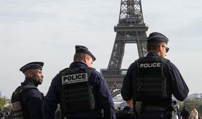 FILE - Police officers patrol the Trocadero plaza near the Eiffel Tower in Paris, Tuesday, Oct. 17, 2023. France&#39;s government is threatening prison terms and heavy fines for prank callers making fake bomb alerts, amid a rash of false alarms that forced the evacuation of 15 airports and the cancellation of 130 flights and shut the doors of Versailles Palace for the third time in five days on Wednesday (AP Photo/Michel Euler, File)