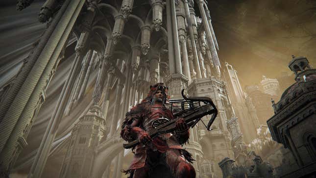 Le personnage du joueur d'Elden Ring se tient devant une structure massive tout en brandissant une arbalète.