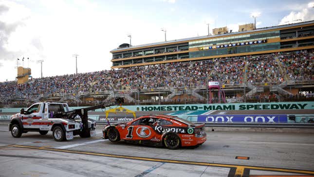 El Chevrolet Kubota número 1, conducido por Ross Chastain, es remolcado después de un incidente en la pista durante la Copa NASCAR Serie 4EVER 400 Presentada por Mobil 1 en Homestead-Miami Speedway el 22 de octubre de 2023 en Homestead, Florida.