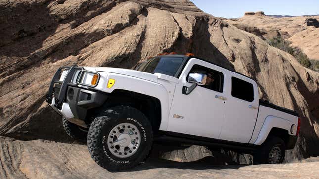 Une photo d’un pick-up Hummer H3 blanc. 