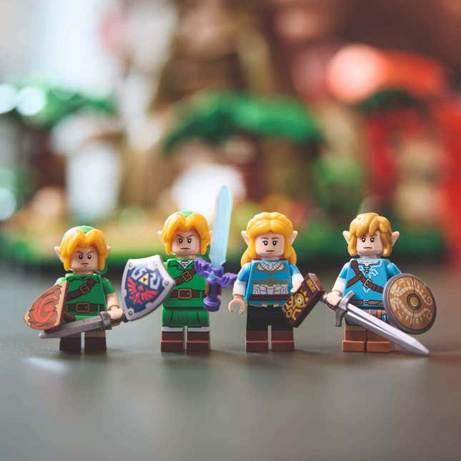 A photo of the new minifigs. 