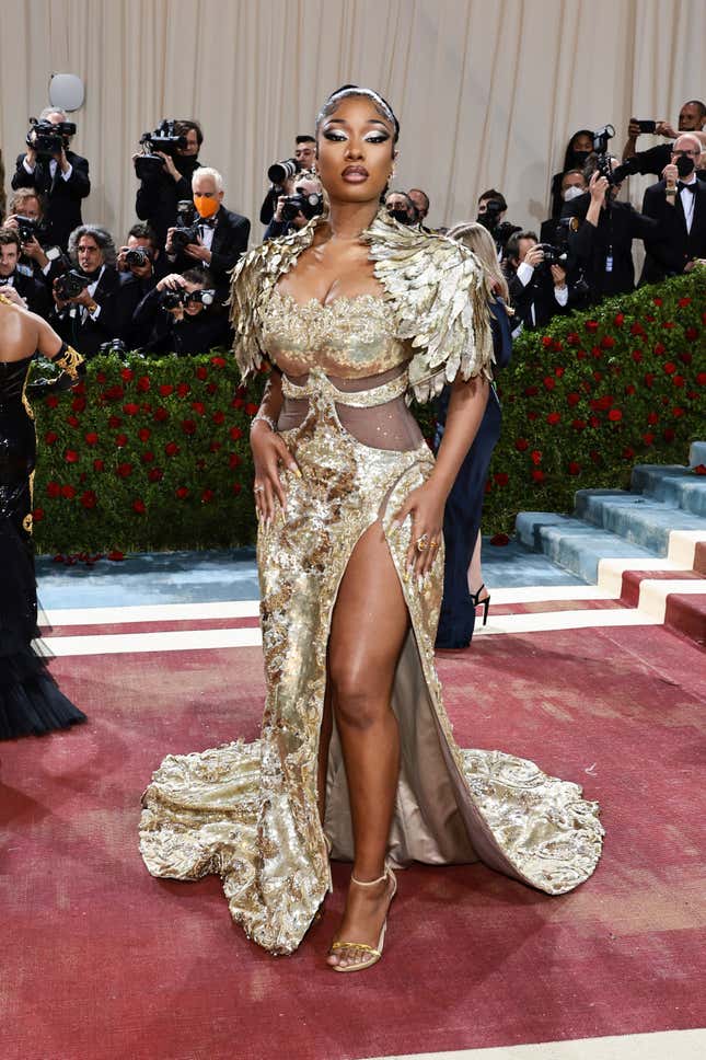Met Gala 2022: Cynthia Erivo dazzles in angelic white lace gown with a  feathered train as she heads to glamorous fashion event
