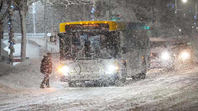 Un viajero aborda un autobús metro en nieve pesada en E. Lake St. el miércoles, 4 de enero, 2023 en Minneapolis, Minn.