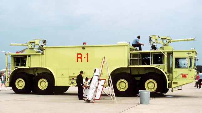 Una foto de un camión de bomberos Oshkosh P-15 amarillo. 