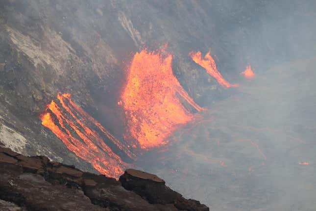 Image for article titled Hawaii&#39;s Kīlauea Volcano Erupts as New Lake of Lava Forms